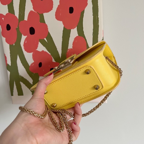 [SOLD] Mini Yellow Crossbody Purse 👛 - Picture 4 of 8